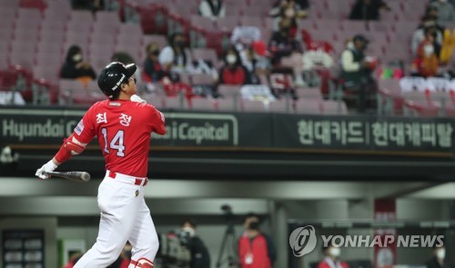 LEAD) Choo Shin-soo belts 1st homer in KBO