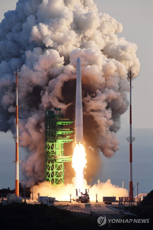 La foto, tomada el 21 de octubre de 2021, muestra el primer cohete espacial autóctono de Corea del Sur, conocido como Nuri, siendo lanzado desde su plataforma de lanzamiento, en el Centro Espacial Naro, en Goheung, a 473 kilómetros al sur de Seúl. (Foto del cuerpo de prensa. Prohibida su reventa y archivo)