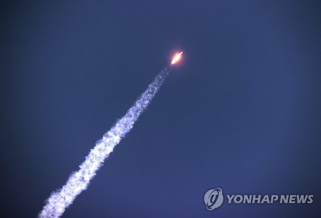 La première fusée spatiale sud-coréenne traverse des nuages après son lancement depuis le centre spatial de Naro à Goheung, dans la province du Jeolla du Sud, à 473 km au sud de Séoul, le jeudi 21 octobre 2021.