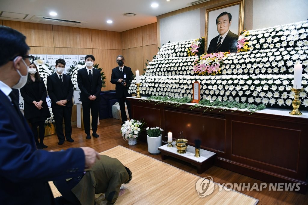 Un doliente hace una reverencia ante el altar funerario del difunto expresidente Roh Tae-woo, el 27 de octubre de 2021, en el Hospital de la Universidad Nacional de Seúl, en el centro de la capital.