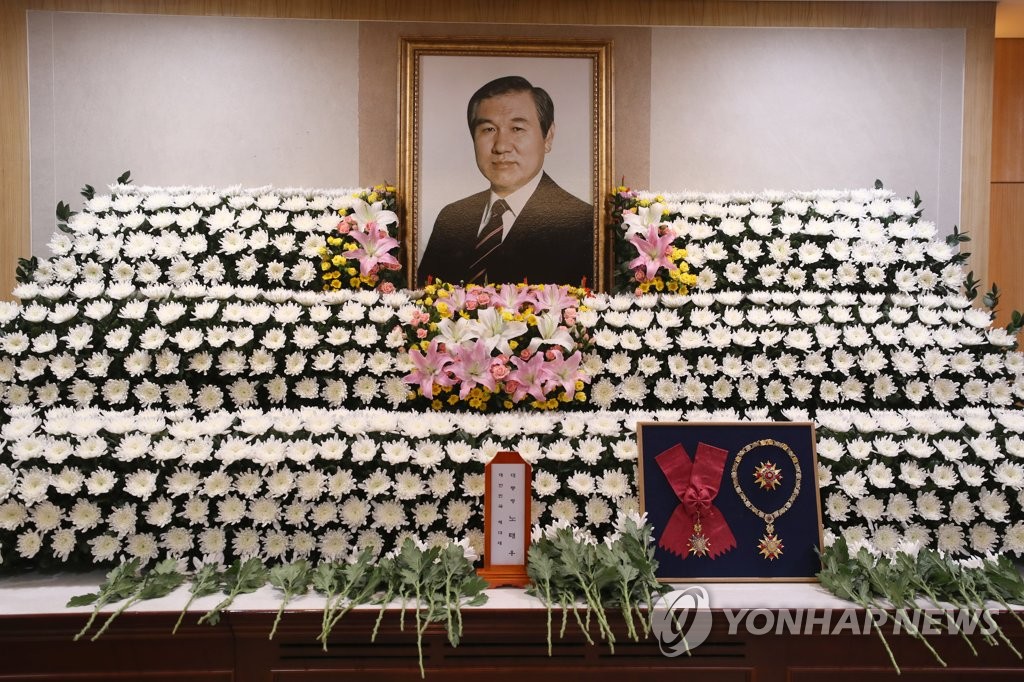 La foto, tomada el 27 de octubre de 2021, muestra el retrato funerario del difunto expresidente Roh Tae-woo, en un altar fúnebre, en el Hospital de la Universidad Nacional de Seúl, en la capital surcoreana. (Foto del cuerpo de prensa. Prohibida su reventa y archivo)