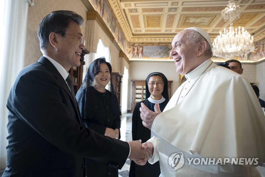 프란치스코 교황과 인사하는 문재인 대통령