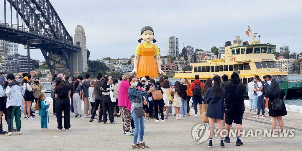 호주 시드니에 등장한 '오징어 게임' 캐릭터 '영희'
