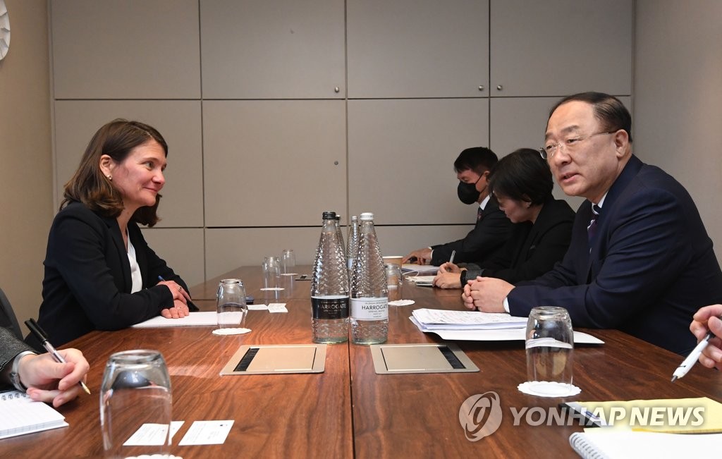 This photo, provided by the Ministry of Economy and Finance on Nov. 3, 2021, shows Finance Minister Hong Nam-ki (R) having talks with Marie Diron, managing director of the sovereign risk group at Moody's Investors Service in London. (PHOTO NOT FOR SALE) (Yonhap)