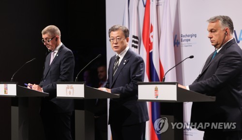 문대통령 "V4와 전기차배터리 등 협력강화…4차 혁명 선도"