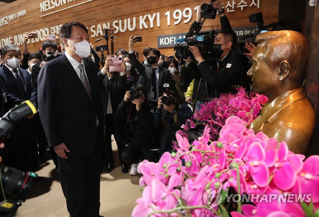 Yoon touts nat'l unity as he honors late former Presidents Kim, Roh