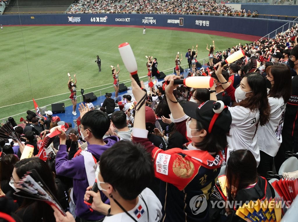 kt-두산 한국시리즈 1차전 매진… 열띤 응원전 펼치는 야구팬들