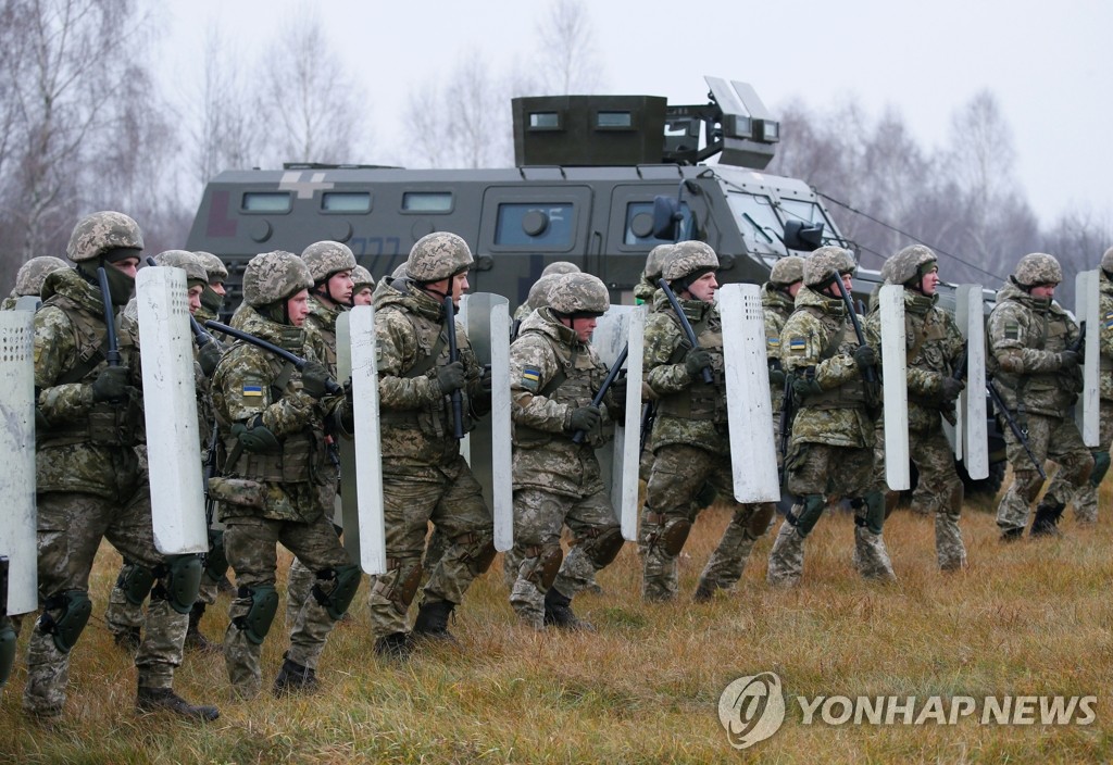 폴란드-벨라루스 난민 사태 속 훈련하는 우크라이나 국경수비대