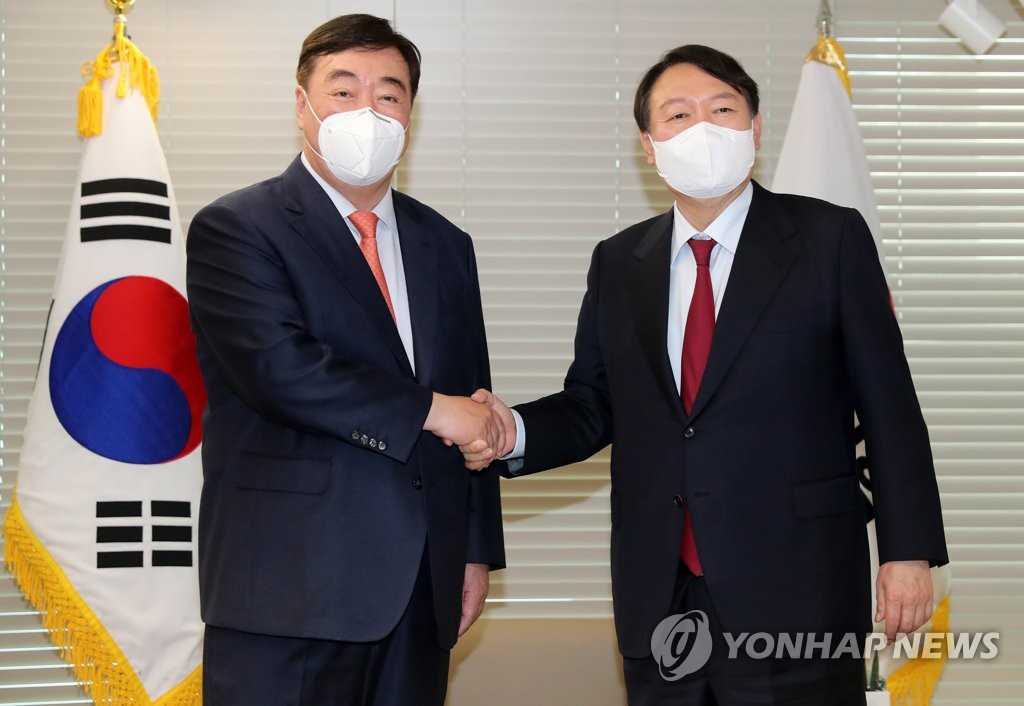 Yoon Seok-youl (R), the presidential nominee of the main opposition People Power Party, poses for a photo with Chinese Ambassador to South Korea Xing Haiming during their meeting at the party's headquarters in Seoul on Nov. 19, 2021. (Pool photo) (Yonhap)
