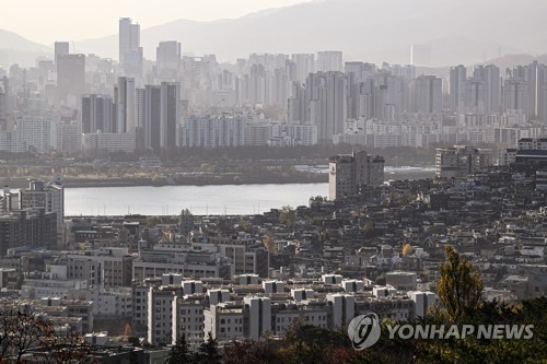 La foto, tomada el 22 de noviembre de 2021, desde el monte Namsan, en el centro de Seúl, muestra complejos de apartamentos en los distritos de Yongsang y Seocho, en Seúl.