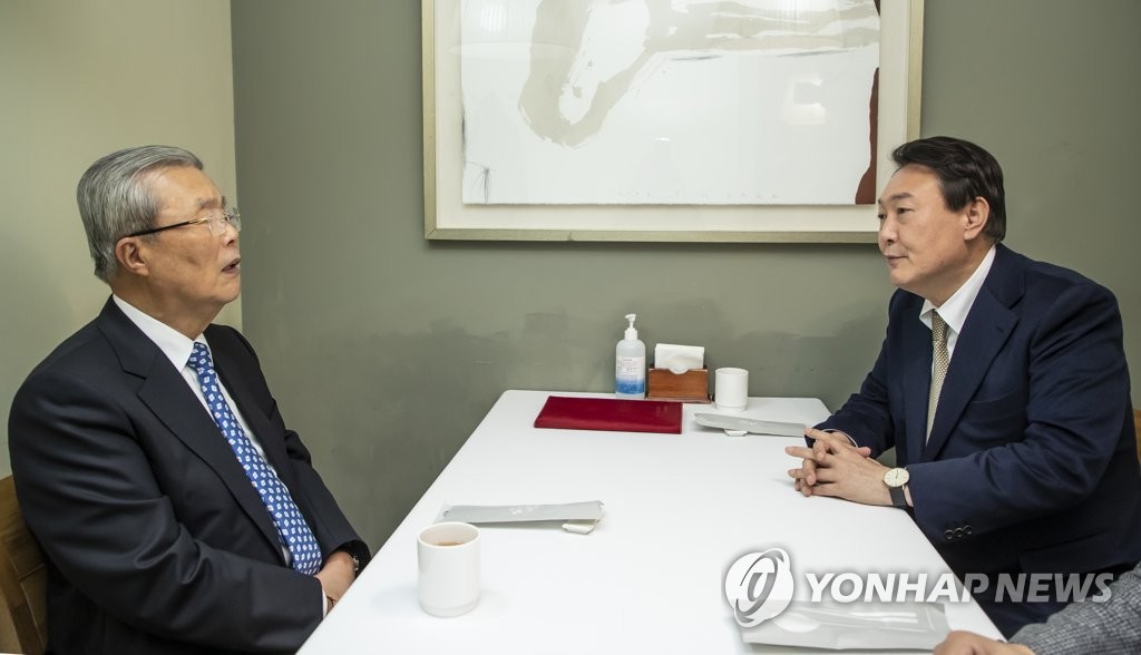 Yoon Seok-youl (R), presidential candidate of the main opposition People Power Party, and Kim Chong-in, former interim leader of the party, hold a dinner meeting in Seoul on Nov. 24, 2021, as Yoon is making last-minute efforts to invite the veteran politician to head his campaign. (Pool photo) (Yonhap)