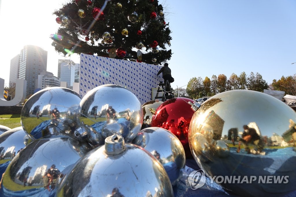 한 달 앞으로 다가온 성탄절, 서울광장 트리는 장식중
