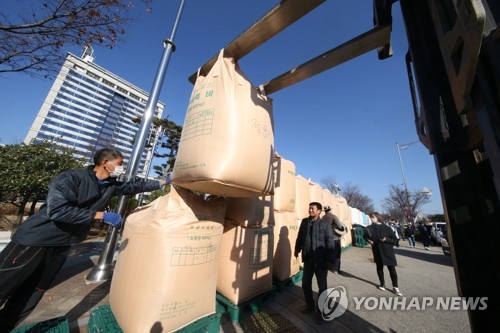 전북 농민들, 나락 적재투쟁…"양곡 보유 늘려 쌀값 안정화해야"