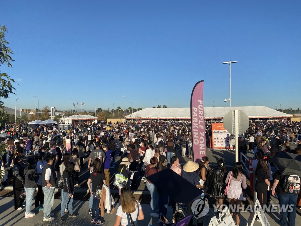 Fans of South Korean supergroup BTS wait to enter SoFi Stadium in Los Angeles on Nov. 27, 2021, for BTS' in-person concert, titled "BTS Permission To Dance On Stage - LA." (Yonhap)