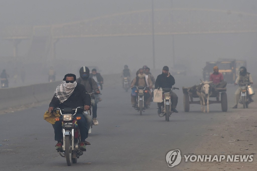 심각한 대기오염 속 통근하는 파키스탄인들