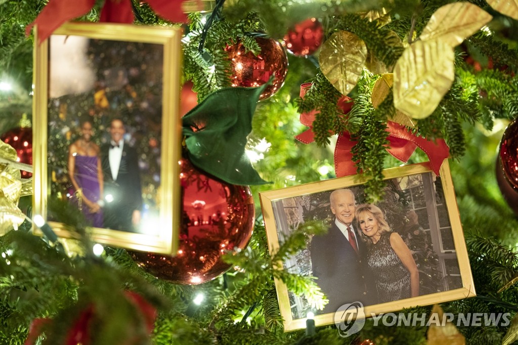 미 백악관 성탄절 트리에 장식된 바이든 대통령 부부 사진