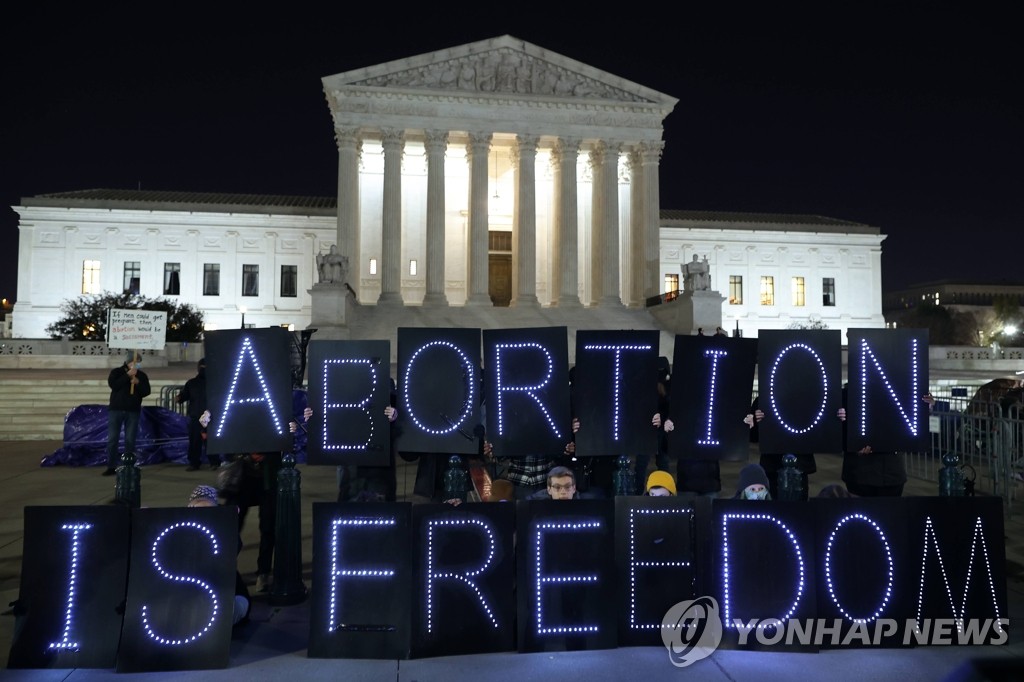 &quot;낙태는 자유다&quot; 미 연방대법원 앞에서 시위하는 여성단체