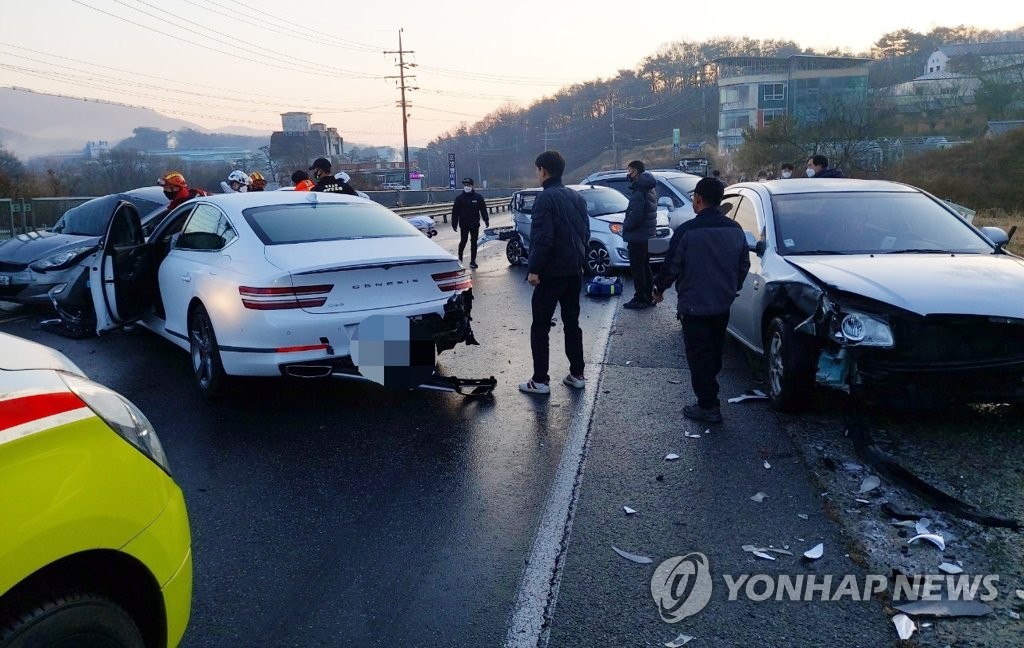 충북 음성서 블랙아이스로 차량 7대 연쇄추돌