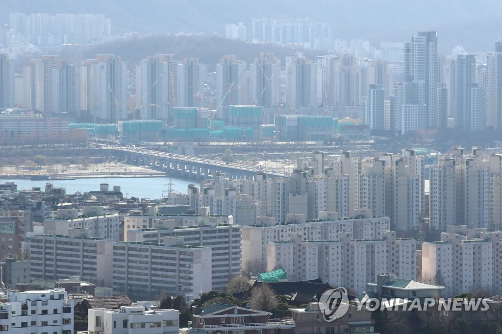 This photo taken Dec. 3, 2021, shows apartment buildings in Seoul. (Yonhap)