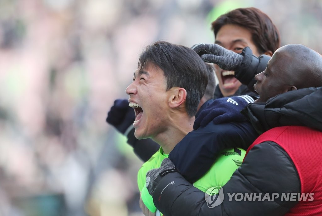 Han Kyo-won of Jeonbuk Hyundai Motors (L) is mobbed by his teammates after scoring a goal against Jeju United in the clubs' K League 1 match at Jeonju World Cup Stadium in Jeonju, some 240 kilometers south of Seoul, on Dec. 5, 2021. (Yonhap)