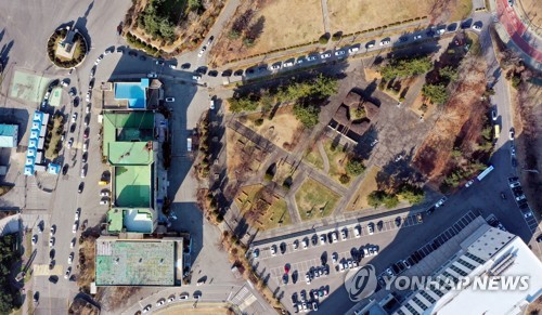 차량 몰린 인천 드라이브 스루 선별검사소
