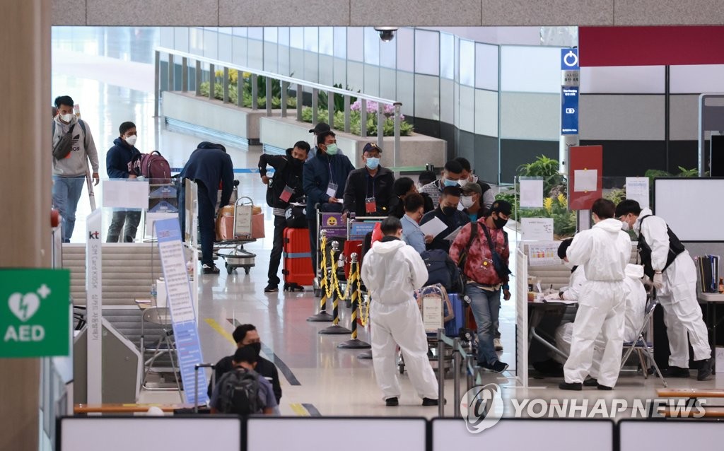 Les voyageurs étrangers à l'aéroport international d'Incheon, à l'ouest de Séoul, sont soumis aux procédures de la quarantaine le 6 décembre 2021.