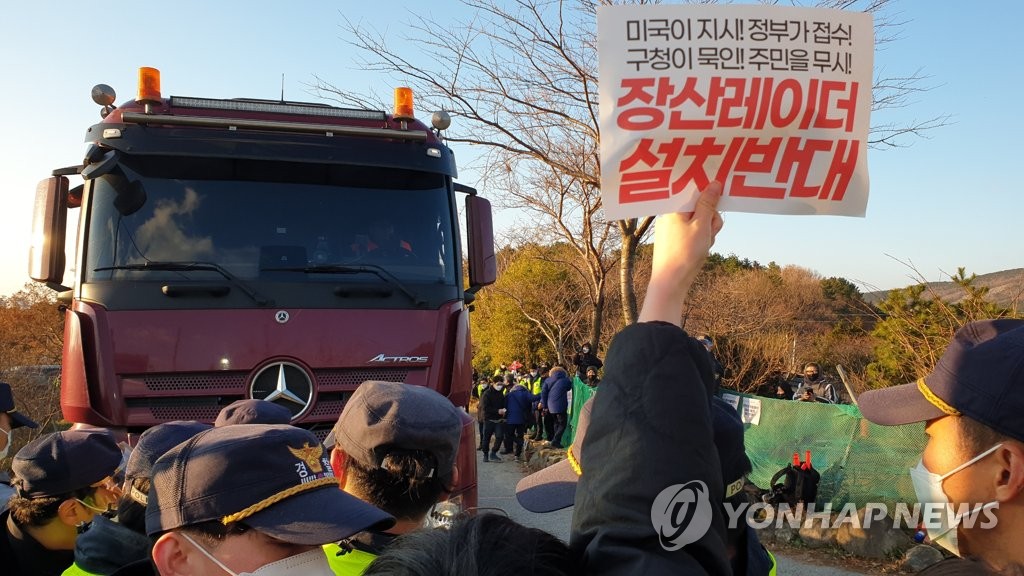 (LEAD) Activists, police clash over military radar installation in Busan