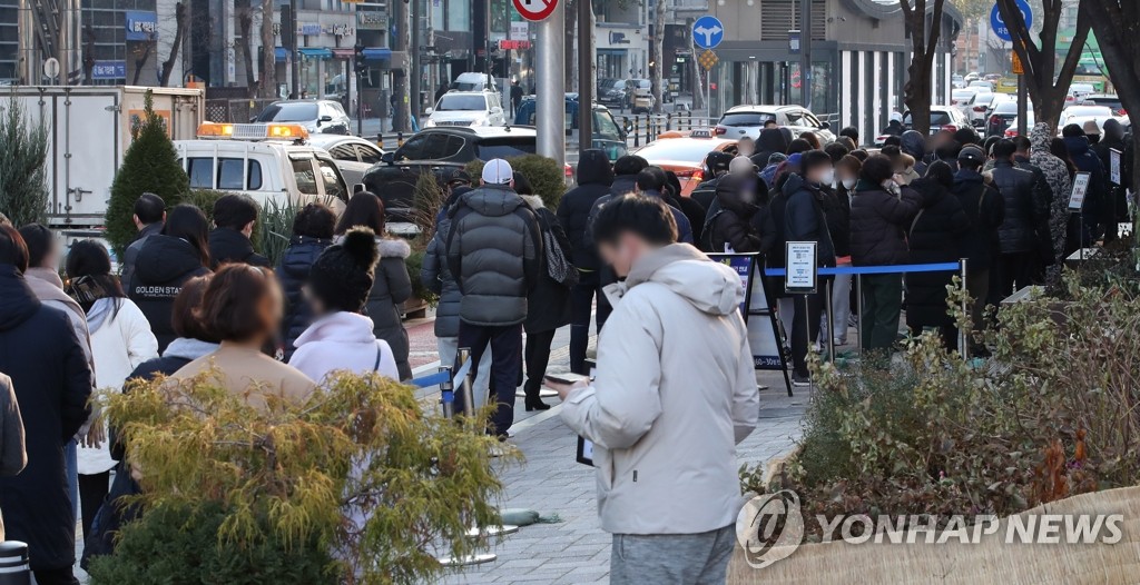ソウル市内の保健所で検査の順番を待つ人々＝８日、ソウル（聯合ニュース）