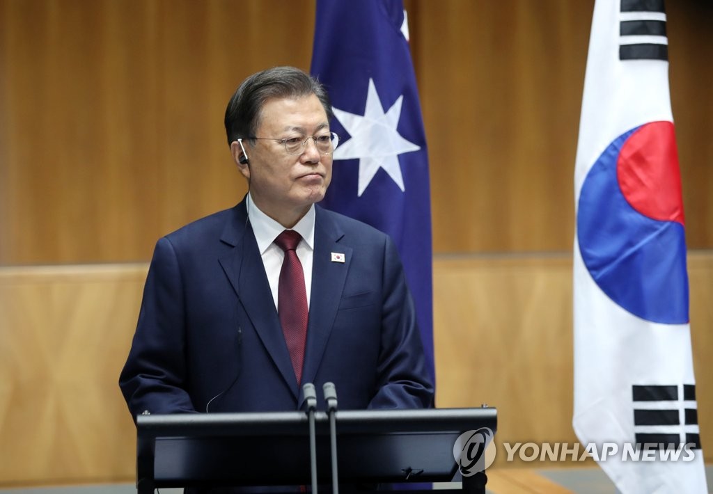 Le président Moon Jae-in lors d'une conférence de presse conjointe à l'occasion d'un sommet bilatéral avec le Premier ministre australien, Scott Morrison, tenue à l'Assemblée nationale australienne à Canberra, le lundi 13 décembre 2021. 