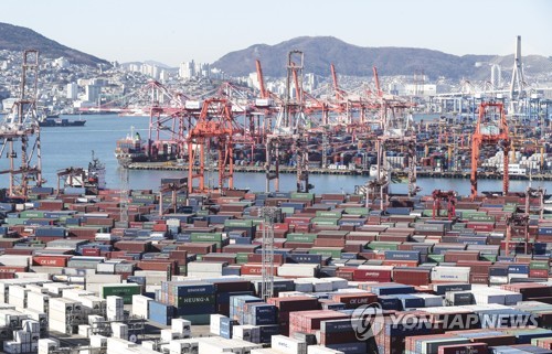 コンテナの積み下ろし作業が行われている釜山港＝１３日、釜山（聯合ニュース）