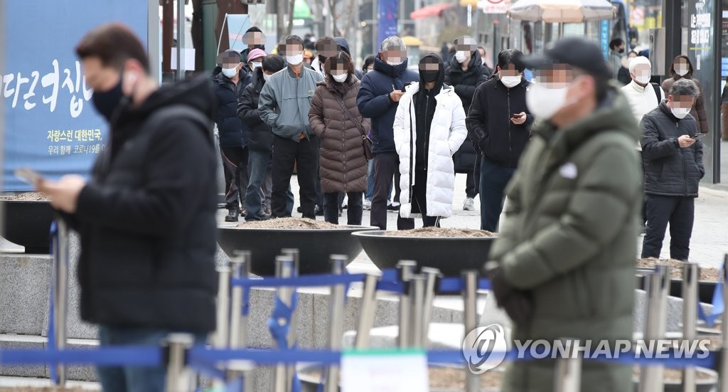 People wait in line to take coronavirus tests at a makeshift testing center in Gupabal, northern Seoul, on Dec. 14, 2021. (Yonhap)