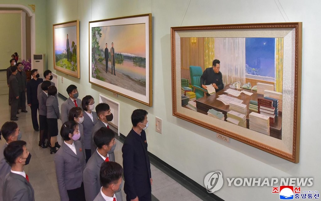 An art exhibition opens in Pyongyang on Dec. 15, 2021, two days ahead of the 10th anniversary of the death of former North Korean leader Kim Jong-il, in this photo released by the North's Korean Central News Agency. (For Use Only in the Republic of Korea. No Redistribution) (Yonhap)