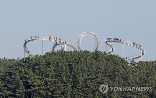 인기 절정 포항 체험형 조형물 '스페이스 워크'…강풍엔 취약
