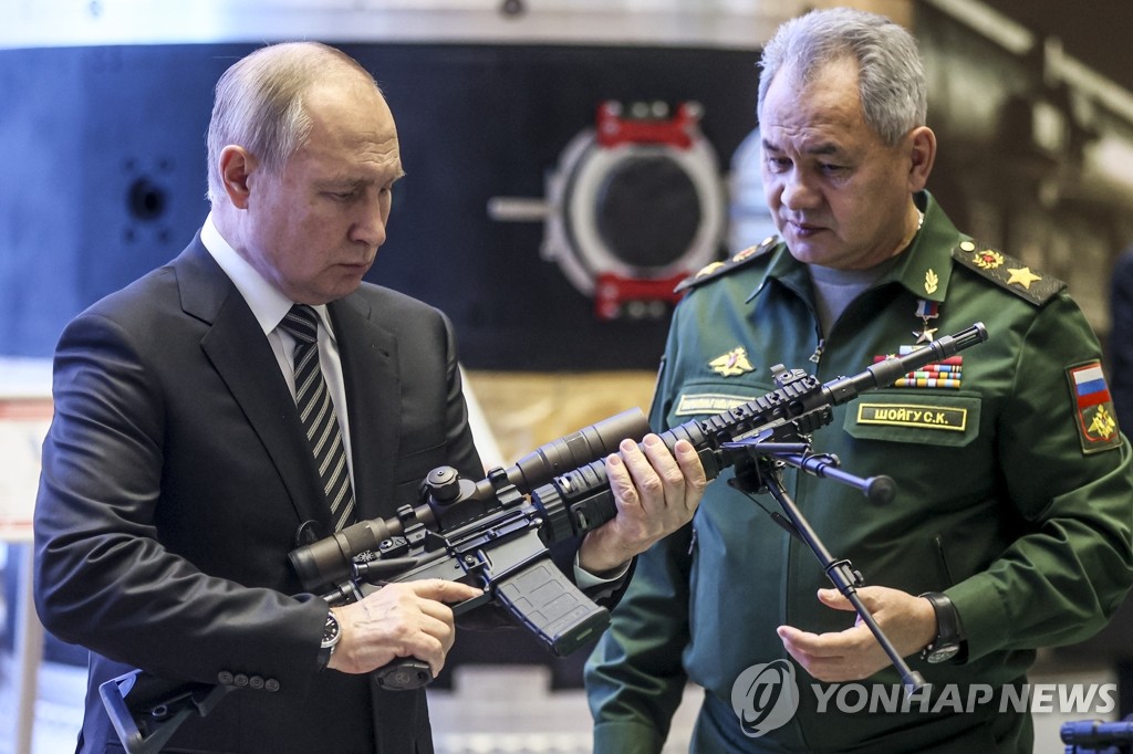 국방부 확대간부회의 뒤 군용품 전시회장 방문한 푸틴