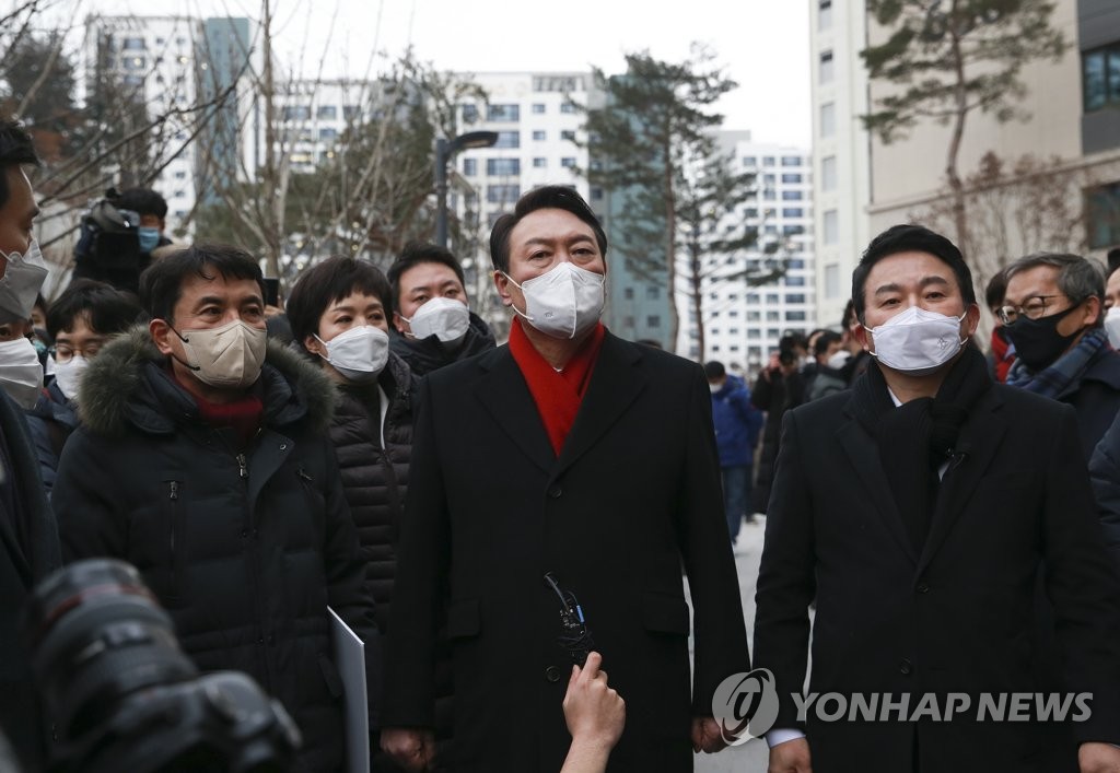 Yoon Suk-yeol (C), the presidential nominee of the main opposition People Power Party, visits an apartment complex at the center of a massive corruption scandal in Seongnam, south of Seoul, on Dec. 27, 2021. (Pool photo) (Yonhap)