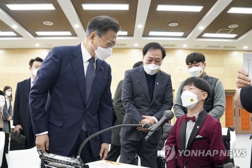 장애인 학교 기공식 간 문대통령…"이런곳이 대통령 가야 할 곳"