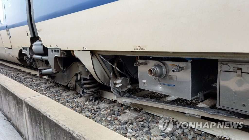 충북 영동 터널 부근서 KTX 선로 이탈