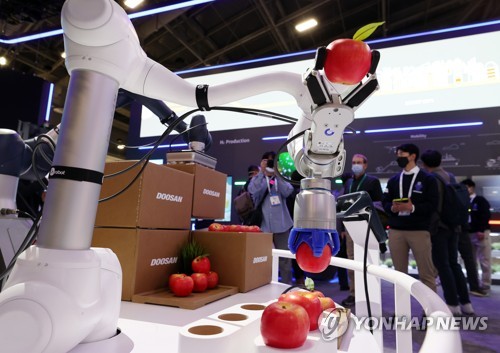 로봇이 드럼 치고 사과 따고…두산, CES서 수소-자동화기술 공개
