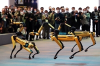 BTS 음악에 칼군무 추는 로봇…360도 회전묘기 보이는 퍼스널모빌리티(종합)