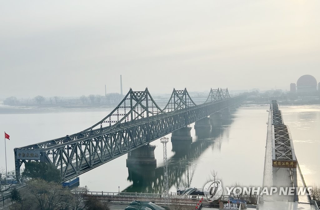 This file photo, taken Jan. 10, 2022, shows bridges over the Amnok River connecting Sinuiju in North Korea to the Chinese port city of Dandong. (Yonhap)