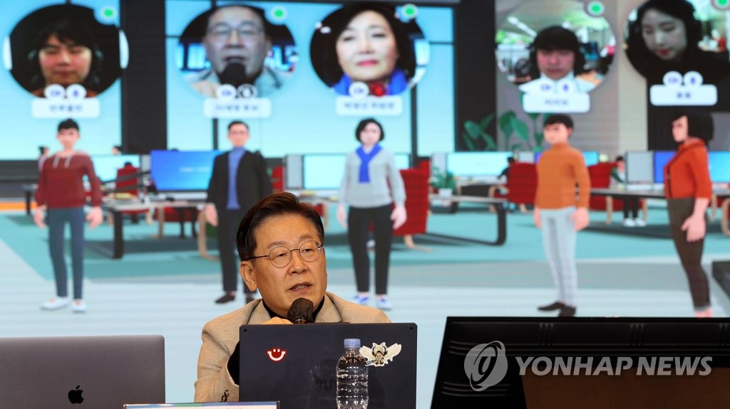 Lee Jae-myung, the presidential candidate of the ruling Democratic Party, speaks with people on a metaverse platform during his campaign event in Seoul on Jan. 11, 2022. (Pool photo) (Yonhap)