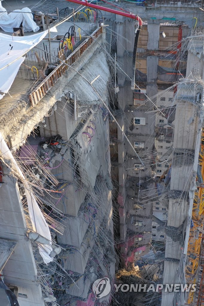 العثور على عامل من ستة عمال مفقودين في انهيار واجهة مبنى كوانغجو - 1