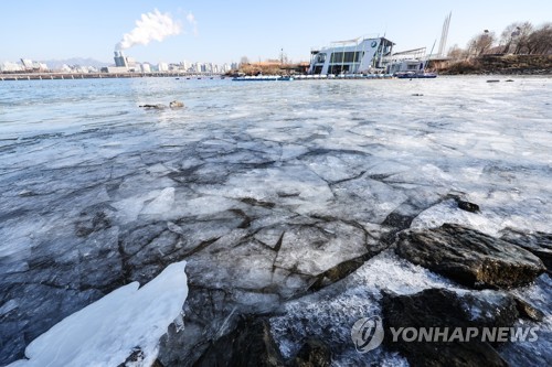 지난 12일 서울 여의도 선착장 인근 한강 일부가 얼어있다. [연합뉴스 자료사진]