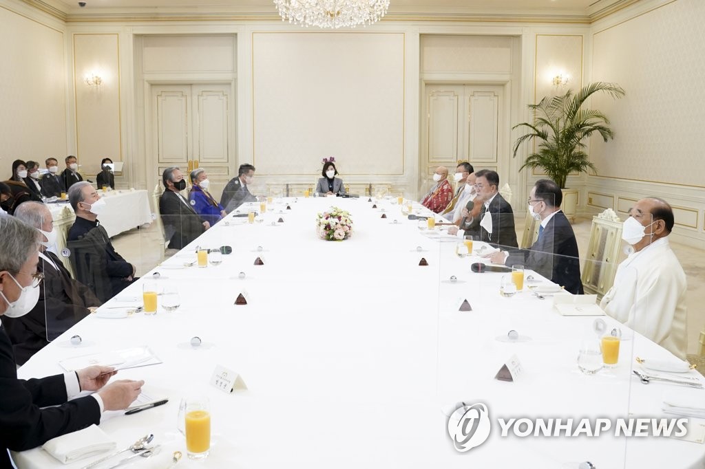 El presidente surcoreano, Moon Jae-in (tercero por la dcha.), habla durante una reunión de almuerzo con los líderes de las principales religiones surcoreanas, el 12 de enero de 2022, en la oficina presidencial, en Seúl.
