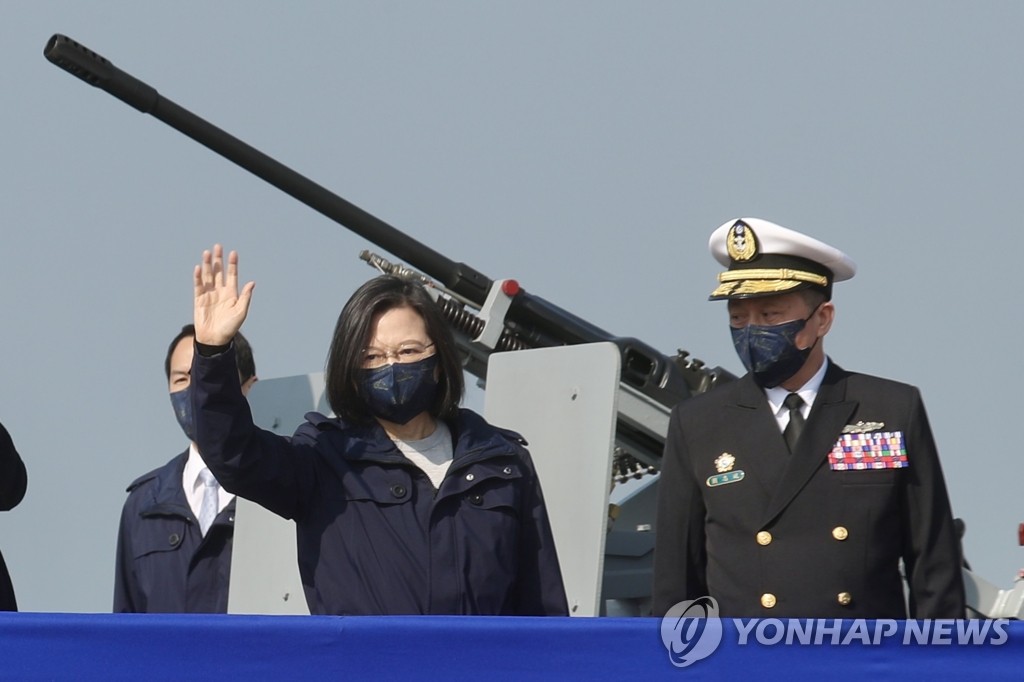 중국과 군사적 긴장 속 기뢰 부설함 진수식 참석한 대만 총통