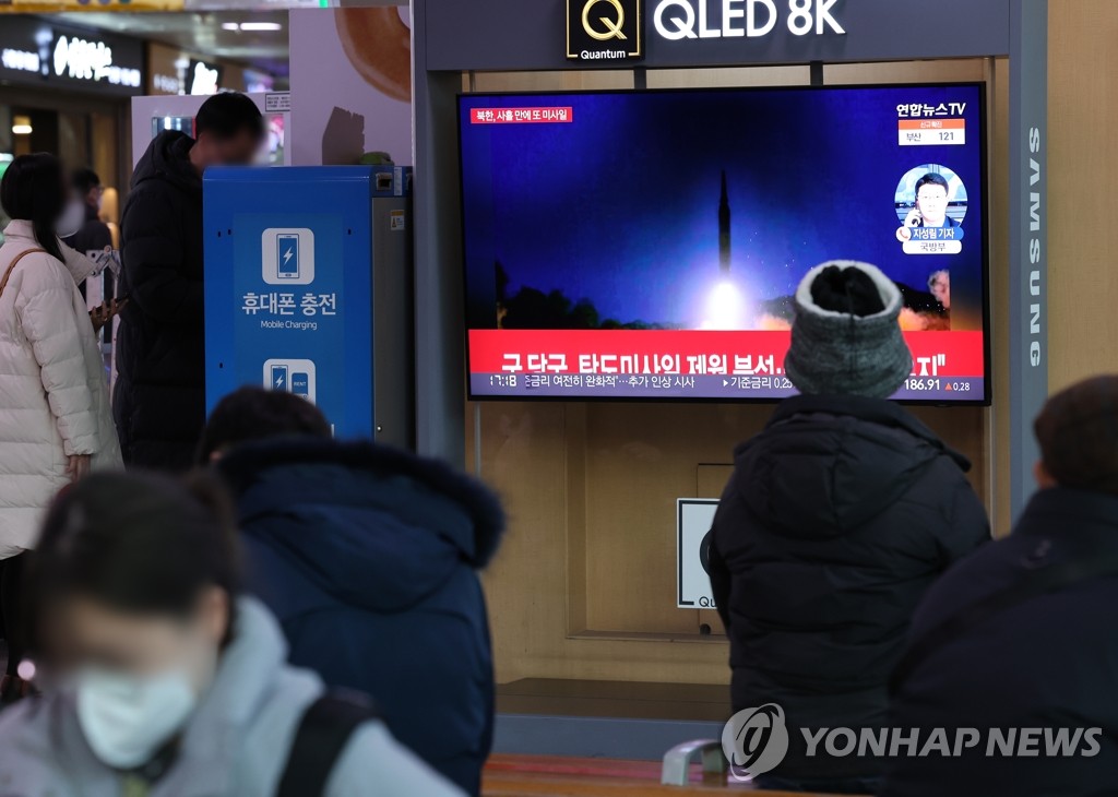 Des gens regardent des informations à la télévision sur un tir de missile de la Corée du Nord le vendredi 14 janvier 2022 à la gare de Séoul à Séoul. (Yonhap)