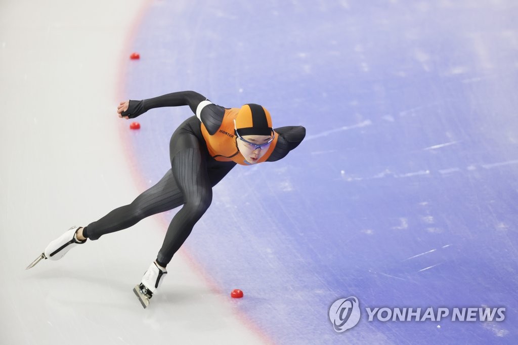 Kim Min-sun of South Korea competes in the women's 1,000m race at the National Sprint Speed Skating Championships at Taeneung International Rink in Seoul on Jan. 14, 2022. (Yonhap)