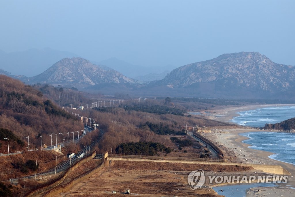 고성 통일전망대에서 바라본 금강산 가는 길과 북한 모습