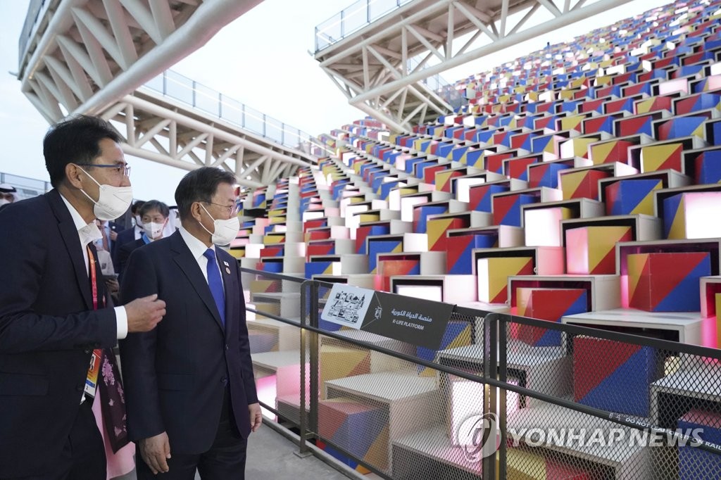 South Korean President Moon Jae-in (R) views over 1,000 spinning cubes in the South Korea Pavilion during a visit to a "Day of Korea" ceremony at the World Exposition in Dubai on Jan. 16, 2022. (Yonhap)