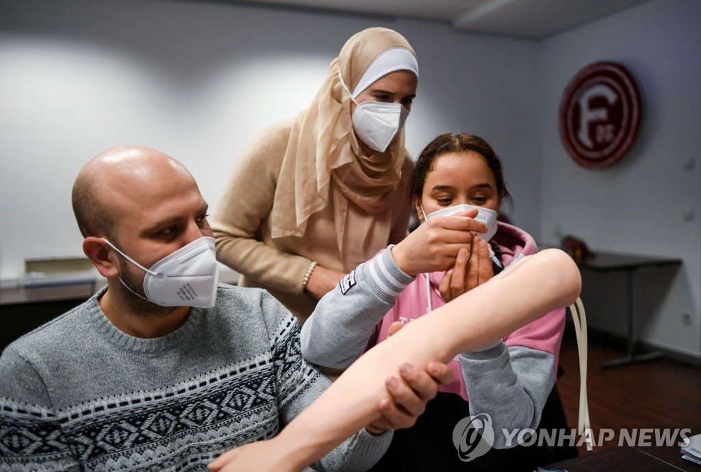 코로나 확산 속 백신 접종 훈련받는 독일 약사들